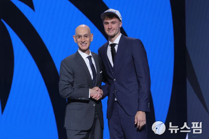 [브루클린 로이터=뉴스핌] 쿠퍼 플래그(오른쪽)가 2025 미국프로농구(NBA) 드래프트에서 전체 1순위로 댈러스 매버릭스에 지명됐다.  2025.06.26 wcn05002@newspim.com