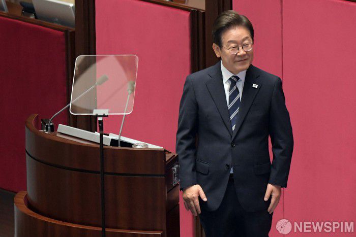 이재명 대통령은 성남시장 시절 이들에게 유리한 대장동 개발사업 구조를 승인해 공사에 손해를 입힌 혐의 등으로 정진상 전 당 대표실 정무조정실장과 함께 서울중앙지법 형사합의33부(이진관 부장판사)에서 별도로 재판받고 있었지만, 해당 재판부가 대통령의 불소추특권을 명시한 헌법 84조에 따라 공판을 추후 지정하기로 해 사실상 이 대통령의 임기 내 재판은 열리지 않을 예정이다. 사진은 지난 26일 이 대통령이 서울 여의도 국회에서 열린 본회의에 참석한 모습. [사진=뉴스핌 DB]