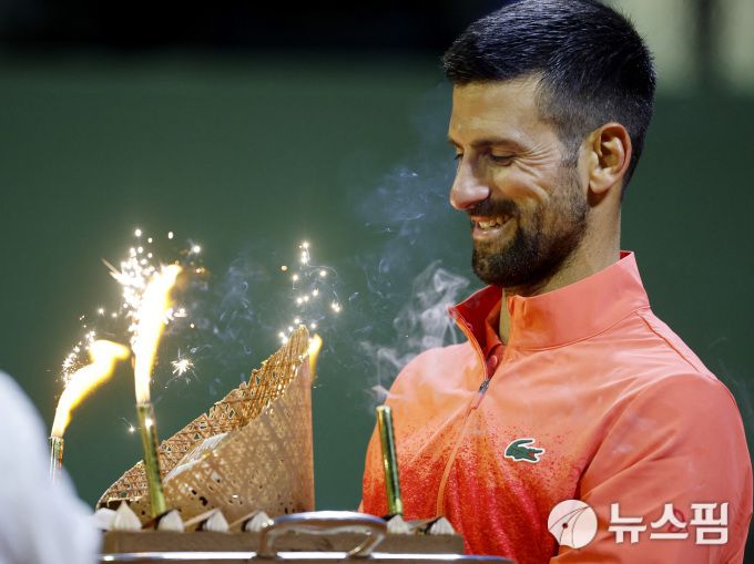 [제네바 로이터=뉴스핌] 노바크 조코비치가 지난 5월 23일 스위스 제네바오픈 단식 3회전에서 승리한 뒤 38세 생일 축하 케이크를 받고 있다. 2025.05.23