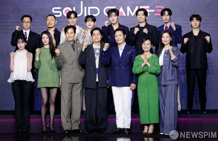 [서울=뉴스핌] 류기찬 인턴기자 = 9일 오전 서울 용산구 서울드래곤시티에서 열린 넷플릭스 시리즈 '오징어게임' 시즌3 제작발표회에서 감독 및 출연 배우들이 포즈를 취하고 있다. 2025.06.09 ryuchan0925@newspim.com