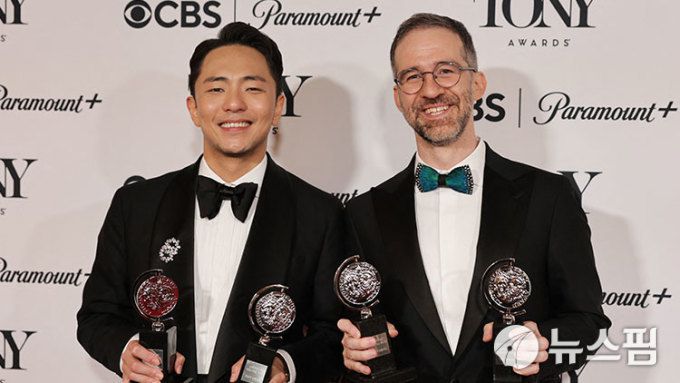 [서울=뉴스핌] 최문선 인턴기자 = 8일 미국 뉴욕에서 열린 제78회 토니상 시상식에서 박천휴 작가와 윌 애런슨 작곡가가 '어쩌면 해피엔딩'으로 수상하며 포즈를 취하고 있다. [사진=로이터 뉴스핌] 2025.06.09 moonddo00@newspim.com