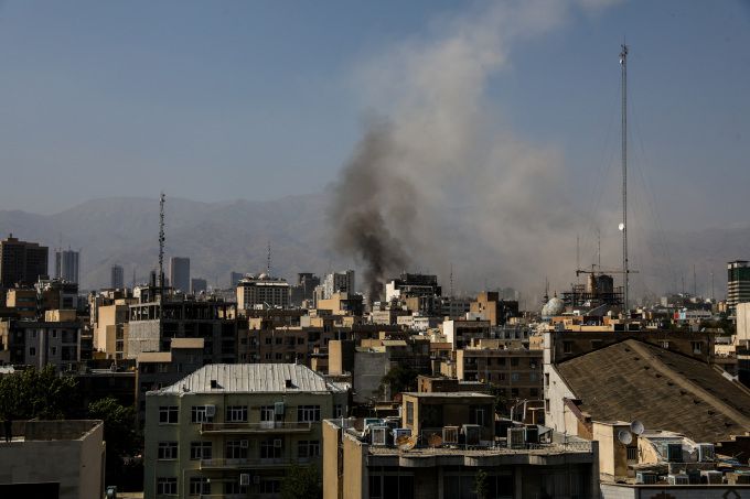 15일(현지시간) 이스라엘군의 공격으로 검은 연기가 피어오르는 이란 수도 테헤란의 모습. [사진=로이터 뉴스핌]