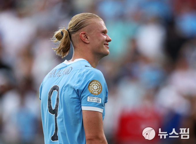 [올랜도 로이터=뉴스핌] 손지호 기자 = 맨체스터 시티의 엘링 홀란이 27일(한국시간) 열린 2025 국제축구연맹(FIFA) 클럽월드컵 G조 3차전 유벤투스와 경기를 마친 뒤 승리를 축하하고 있다. 2025.06.27 thswlgh50@newspim.com