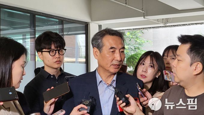 윤석열 전 대통령 부인 김건희 여사와 관련한 각종 의혹 사건을 수사하는 민중기 특별검사가 27일 서울 서초구에 마련된 특검팀 사무실로 출근하며 취재진 질문에 답하고 있다. [사진=뉴스핌 DB]