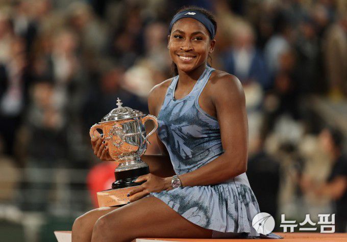 [파리 로이터=뉴스핌] 박상욱 기자= 고프가 7일 프랑스오픈 여자 단식 우승 트로피를 안고 기념 촬영을 하고 있다. 2025.06.07 psoq1337@newspim.com