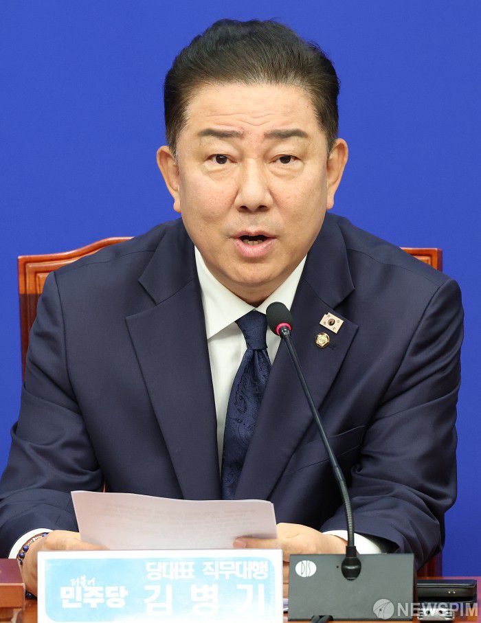 [서울=뉴스핌] 정일구 기자 = 김병기 더불어민주당 대표 직무대행 겸 원내대표가 27일 오전 서울 여의도 국회에서 열린 최고위원회의에서 모두발언을 하고 있다. 2025.06.27 mironj19@newspim.com