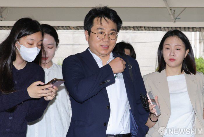 [서울=뉴스핌] 양윤모 기자 = 김건희 여사 의혹을 수사하는 한문혁 부장검사가 27일 오전 서울 서초구 임시사무실에 출근하고 있다. 2025.06.27 yym58@newspim.com