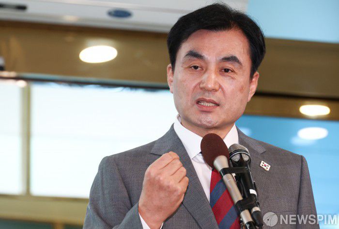 [서울=뉴스핌] 최지환 기자 = 안규백 국방부 장관 후보자가 27일 오전 서울 용산구 육군회관에 마련된 인사청문회 준비 사무실로 출근하며 취재진 질문에 답변하고 있다. 2025.06.27 choipix16@newspim.com