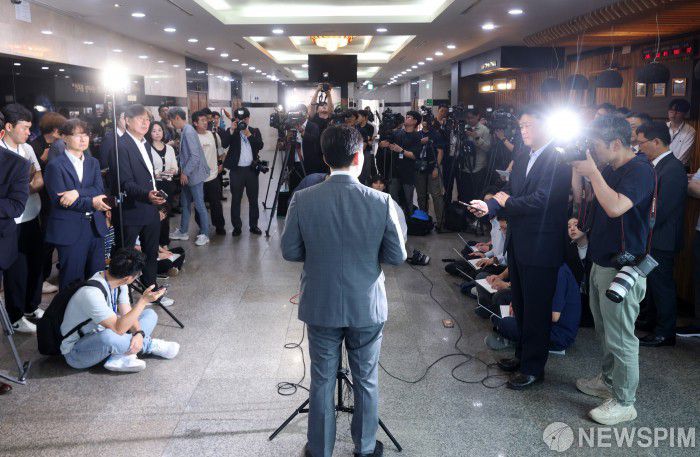 [서울=뉴스핌] 최지환 기자 = 안규백 국방부 장관 후보자가 27일 오전 서울 용산구 육군회관에 마련된 인사청문회 준비 사무실로 출근하며 취재진 질문에 답변하고 있다. 2025.06.27 choipix16@newspim.com