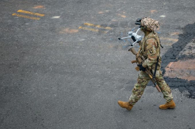 현지 시간 6월 14일 미국 워싱턴 D.C.에서 열린 미 육군창설 250주년 기념 퍼레이드에서 한 병사가 손에 드론을 들고 행진하고 있다.     [서울=뉴스핌]박공식 기자 = 2025.06.27 kongsikpark@newspim.com