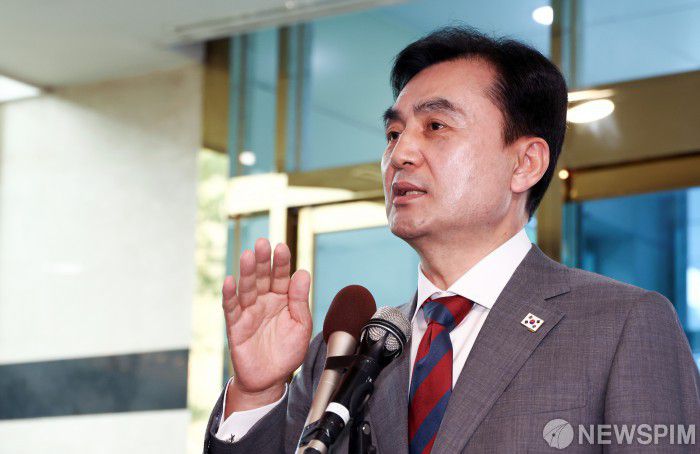 [서울=뉴스핌] 최지환 기자 = 안규백 국방부 장관 후보자가 27일 오전 서울 용산구 육군회관에 마련된 인사청문회 준비 사무실로 출근하며 취재진 질문에 답변하고 있다. 2025.06.27 choipix16@newspim.com