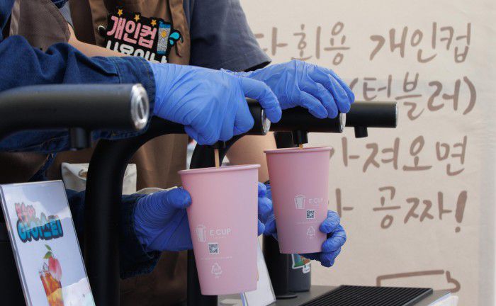 [서울=뉴스핌] 윤창빈 기자 = 13일 오후 서울 종로구 광화문광장에서 열린 2024 지구의 날 기념행사에서 시민들이 다회용 컵을 지참해 무료로 음료를 받고 있다. 2024.04.13 pangbin@newspim.com