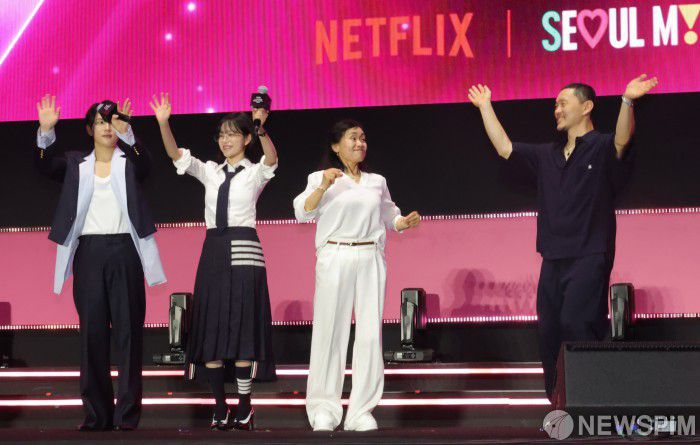 [서울=뉴스핌] 양윤모 기자 =넷플릭스 시리즈 ‘오징어 게임 시즌 3' 공개를 기념한 피날레 이벤트가 28일 저녁 서울광장 특설무대에서 열렸다.  행사에는 황동혁 감독,이병헌,이정재,임시완, 강하늘, 위하준, 박규영, 이진욱, 박성훈, 양동근, 강애심, 조유리, 채국희, 이다윗, 노재원, 전석호, 최승현, 이서환, 원지안, 김법래, 김시은 배우가 참석했다.그리고 박해수, 정호연, 김주령, 아누팜 트리파티, 이유미가 팬 이벤트에 참석했다.2025.06.28 yym58@newspim.com
