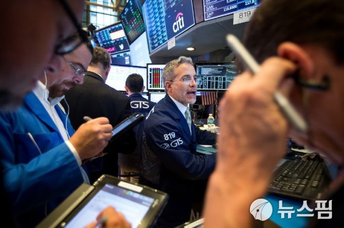 뉴욕증권거래소의 트레이더들 [사진=블룸버그]