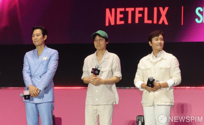 [서울=뉴스핌] 양윤모 기자 = 배우 이병헌이 28일 저녁 서울광장 특설무대에서 열린 넷플릭스 시리즈 ‘오징어 게임 시즌 3' 공개기념 피날레 이벤트 행사에 참석 인사말을 하고 있다.  행사에는 황동혁 감독,이병헌,이정재,임시완, 강하늘, 위하준, 박규영, 이진욱, 박성훈, 양동근, 강애심, 조유리, 채국희, 이다윗, 노재원, 전석호, 최승현, 이서환, 원지안, 김법래, 김시은 배우가 참석했다.그리고 박해수, 정호연, 김주령, 아누팜 트리파티, 이유미가 팬 이벤트에 참석했다. 2025.06.28 yym58@newspim.com