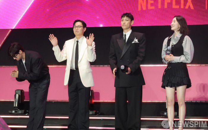 [서울=뉴스핌] 양윤모 기자 =넷플릭스 시리즈 ‘오징어 게임 시즌 3' 공개를 기념한 피날레 이벤트가 28일 저녁 서울광장 특설무대에서 열렸다.  행사에는 황동혁 감독,이병헌,이정재,임시완, 강하늘, 위하준, 박규영, 이진욱, 박성훈, 양동근, 강애심, 조유리, 채국희, 이다윗, 노재원, 전석호, 최승현, 이서환, 원지안, 김법래, 김시은 배우가 참석했다.그리고 박해수, 정호연, 김주령, 아누팜 트리파티, 이유미가 팬 이벤트에 참석했다.2025.06.28 yym58@newspim.com