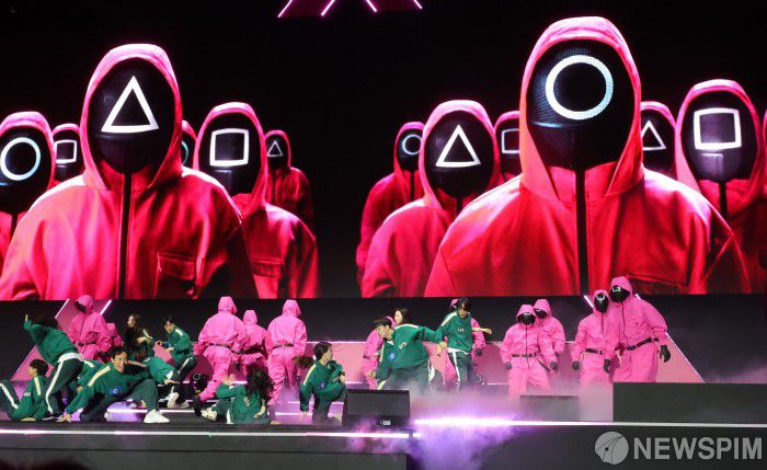 [서울=뉴스핌] 양윤모 기자 =넷플릭스 시리즈 ‘오징어 게임 시즌 3' 공개를 기념한 피날레 이벤트가 28일 저녁 서울광장 특설무대에서 열렸다.  행사에는 황동혁 감독,이병헌,이정재,임시완, 강하늘, 위하준, 박규영, 이진욱, 박성훈, 양동근, 강애심, 조유리, 채국희, 이다윗, 노재원, 전석호, 최승현, 이서환, 원지안, 김법래, 김시은 배우가 참석했다.그리고 박해수, 정호연, 김주령, 아누팜 트리파티, 이유미가 팬 이벤트에 참석했다.2025.06.28 yym58@newspim.com