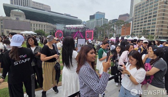 [서울=뉴스핌] 양윤모 기자 = 28일 오후 서울광장이 넷플릭스 시리즈 ‘오징어 게임 시즌 3' 기념무대로 변신한 가운데,국내외 팬들이 야간 행사를 기다리며 부대행사에 참여하고 있다. 2025.06.28 yym58@newspim.com