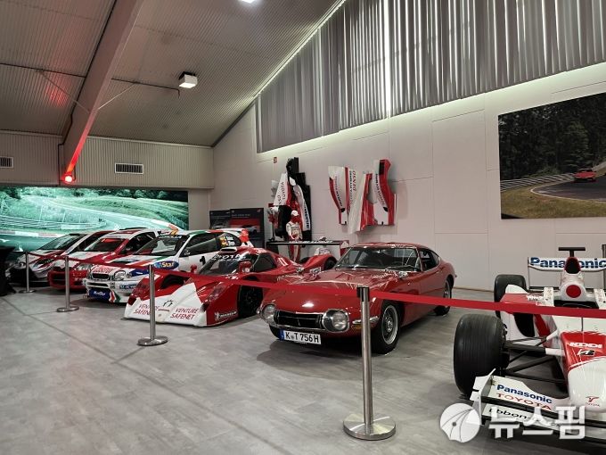 [쾰른(독일)=뉴스핌] 조수빈 기자 = 토요타 콜렉션에 전시되어 있는 토요타 클래식카. 스포츠카 개발의 기반이 되었던 모델들. [사진=조수빈 기자] 2025.06.26 beans@newspim.com