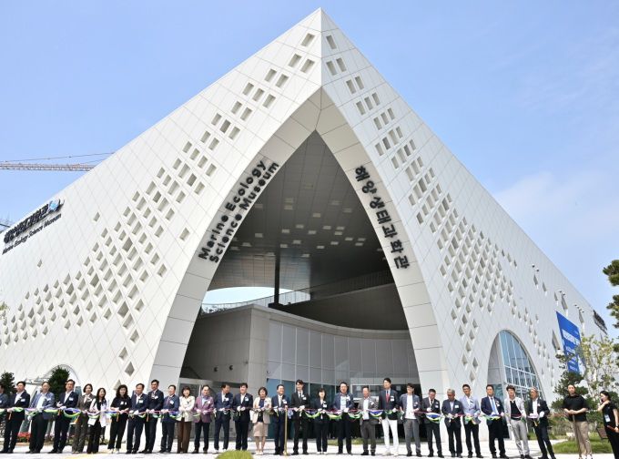 해양생태과학관 개관식 테이프 커팅 현장. [사진=시흥시]