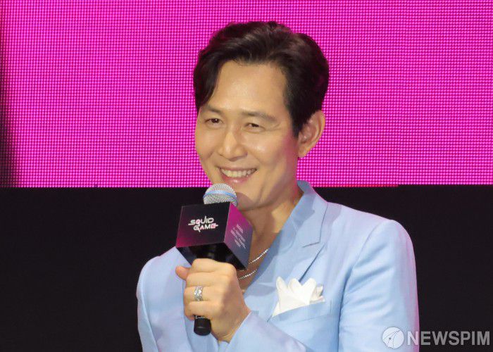 [서울=뉴스핌] 양윤모 기자 = 배우 이정재가 28일 저녁 서울광장 특설무대에서 열린 넷플릭스 시리즈 ‘오징어 게임 시즌 3' 공개기념 피날레 이벤트 행사에 참석 인사말을 하고 있다.  행사에는 황동혁 감독,이정재, 이병헌, 임시완, 강하늘, 위하준, 박규영, 이진욱, 박성훈, 양동근, 강애심, 조유리, 채국희, 이다윗, 노재원, 전석호, 최승현, 이서환, 원지안, 김법래, 김시은 배우가 참석했다.그리고 박해수, 정호연, 김주령, 아누팜 트리파티, 이유미가 팬 이벤트에 참석했다. 2025.06.28 yym58@newspim.com