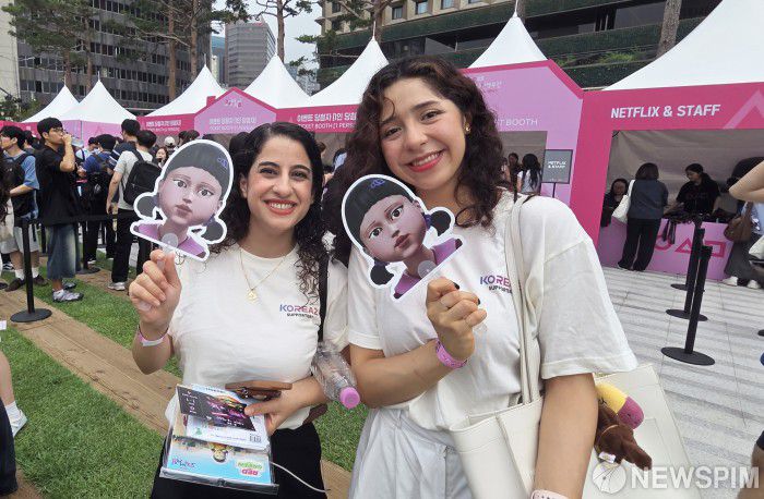 [서울=뉴스핌] 양윤모 기자 = 28일 오후 서울광장이 넷플릭스 시리즈 ‘오징어 게임 시즌 3' 기념무대로 변신한 가운데,국내외 팬들이 야간 행사를 기다리며 부대행사에 참여하고 있다. 2025.06.28 yym58@newspim.com