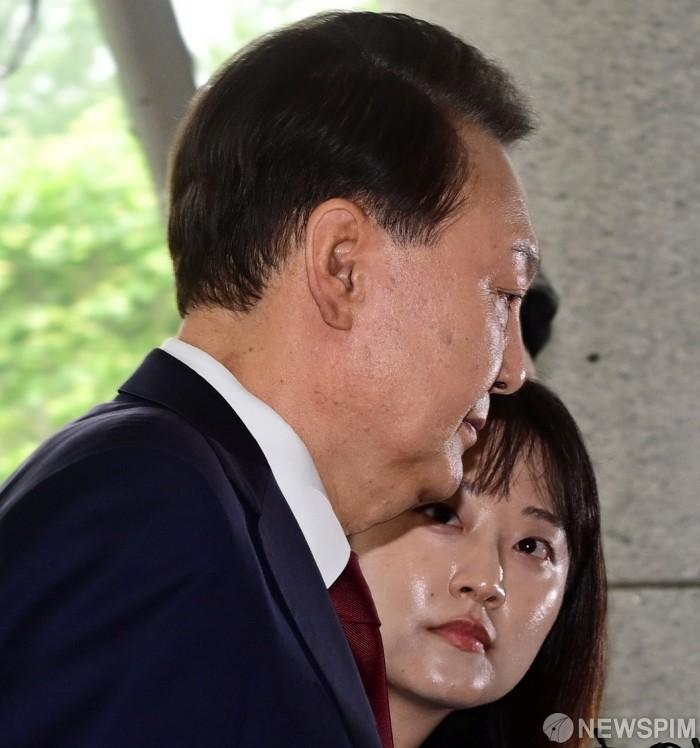 [서울=뉴스핌] 양윤모 기자 = 윤석열 전 대통령이 28일 오전 12·3 비상계엄과 관련한 내란·외환 사건을 수사하는 조은석 특별검사팀의 소환조사에 참석하기 위해 특검사무실인 서울고등검찰청에 출석하고 있다. 이날 소환 조사에 윤 전 대통령 측에서는 김홍일,송진호,채명성 변호사가 입회했다. [공동취재] 2025.06.28 yym58@newspim.com