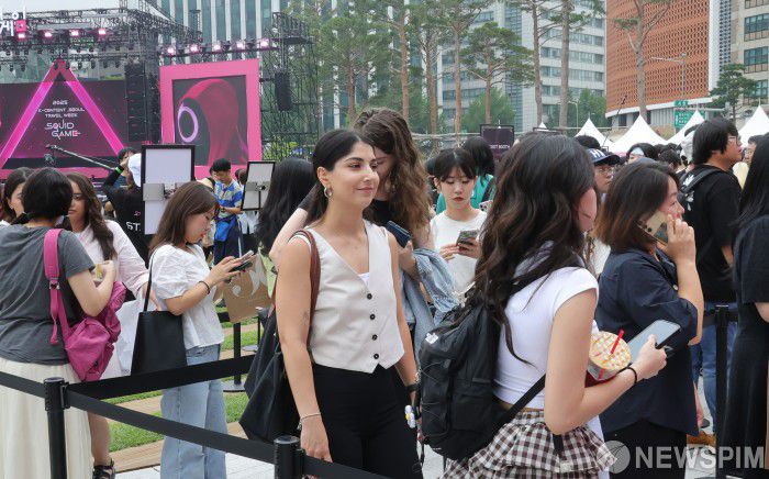 [서울=뉴스핌] 양윤모 기자 = 28일 오후 서울광장이 넷플릭스 시리즈 ‘오징어 게임 시즌 3' 기념무대로 변신한 가운데,국내외 팬들이 야간 행사를 기다리며 부대행사에 참여하고 있다. 2025.06.28 yym58@newspim.com