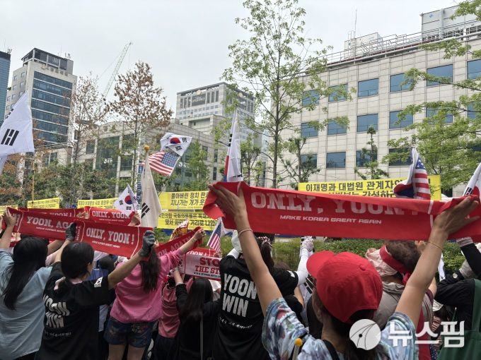 28일 오전 윤석열 전 대통령이 특검 조사에 첫 출석했다. 지지자들은 윤 전 대통령 탄 차량이 지나가는 도로에 모여 응원 구호 등을 외쳤다. [사진=고다연 기자]  2025.06.28 gdy10@newspim.com