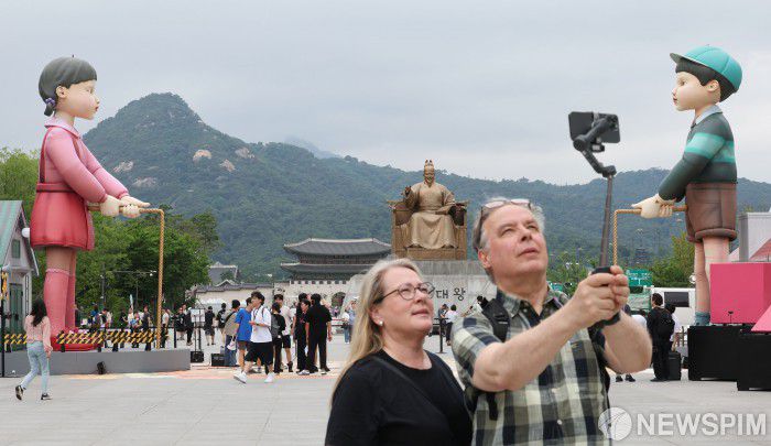 [서울=뉴스핌] 김학선 기자 = 29일 서울 광화문 광장에서 열린 '2025 K-콘텐츠 서울여행주간 : 오징어 게임 팝업 광화문' 행사를 찾은 외국인 관광객들이 기념사진을 찍고 있다. '오징어 게임 팝업 광화문'은 내달 6일까지 열리며 현장에는 오징어 게임 속 상징적인 요소들을 체험할 수 있는 다양한 포토존과 전시, 미니 게임 등이 마련돼 있다. 2025.06.29 yooksa@newspim.com