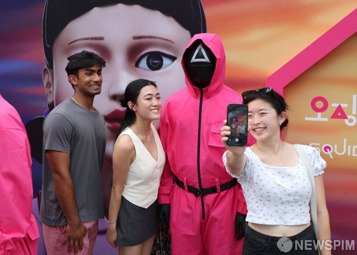 [서울=뉴스핌] 김학선 기자 = 29일 서울 광화문 광장에서 열린 '2025 K-콘텐츠 서울여행주간 : 오징어 게임 팝업 광화문' 행사를 찾은 외국인 관광객들이 기념사진을 찍고 있다. '오징어 게임 팝업 광화문'은 내달 6일까지 열리며 현장에는 오징어 게임 속 상징적인 요소들을 체험할 수 있는 다양한 포토존과 전시, 미니 게임 등이 마련돼 있다. 2025.06.29 yooksa@newspim.com