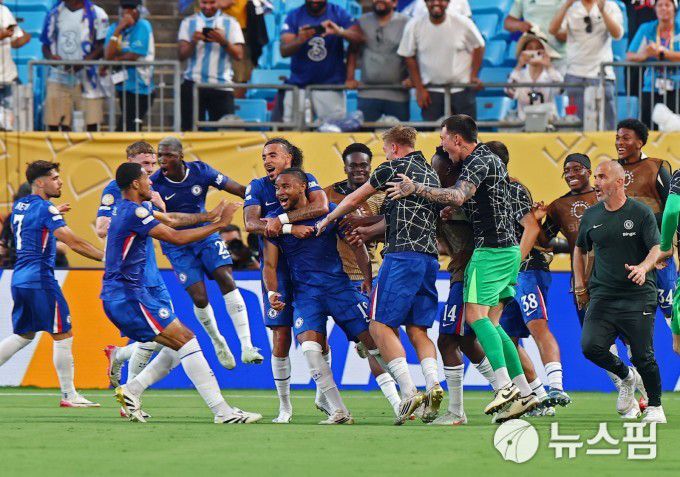 [샬럿 로이터 =뉴스핌] 박상욱 기자 = 은쿤쿠(가운데)가 29일 클럽월드컵 벤피카와의 16강전 연장 후반 결승골을 넣고 동료들과 기뻐하고 있다. 2025.6.29 psoq1337@newspim.com