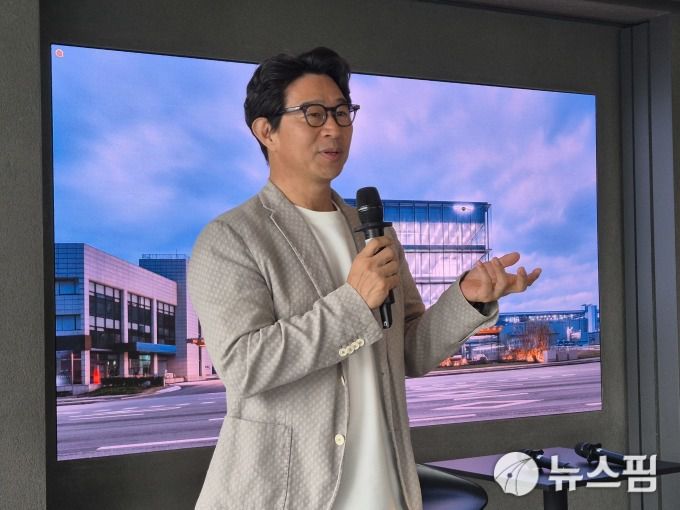 [청주=뉴스핌] 김승현 기자 = 송민규 제네시스 사업본부장(부사장)이 제네시스 청주의 의미와 목표에 대해 소개하고 있다. 2025.06.25 kimsh@newspim.com