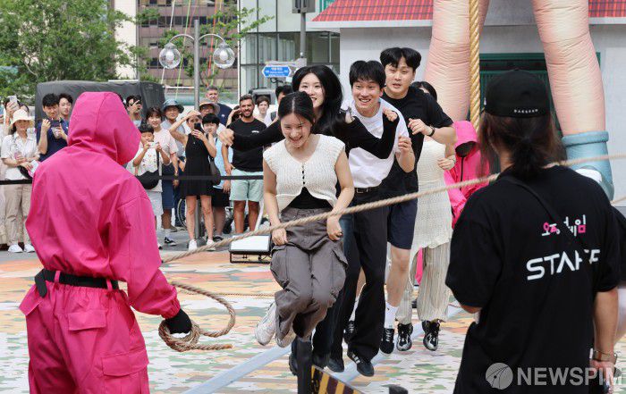 [서울=뉴스핌] 김학선 기자 = 29일 서울 광화문 광장에서 열린 '2025 K-콘텐츠 서울여행주간 : 오징어 게임 팝업 광화문' 행사를 찾은 시민들이 줄넘기 게임을 하며 즐거운 시간을 보내고 있다. '오징어 게임 팝업 광화문'은 내달 6일까지 열리며 현장에는 오징어 게임 속 상징적인 요소들을 체험할 수 있는 다양한 포토존과 전시, 미니 게임 등이 마련돼 있다. 2025.06.29 yooksa@newspim.com
