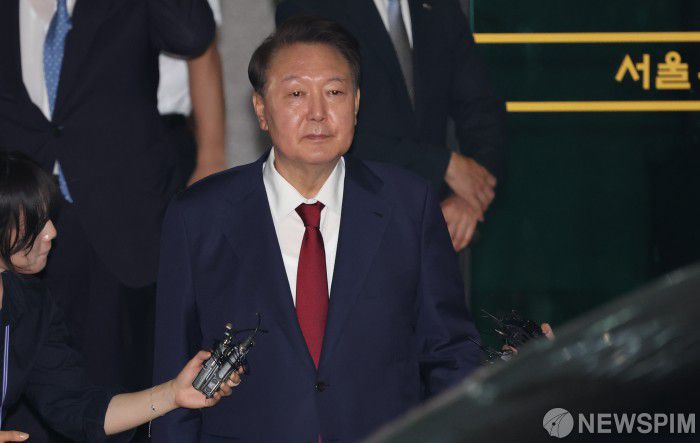 [서울=뉴스핌] 이형석 기자 = 윤석열 전 대통령이 29일 새벽 서울 서초구 서울고검 청사에 마련된 내란특검에서 피의자 신분으로 조사를 마친 뒤 귀가하고 있다. 2025.06.29 leehs@newspim.com