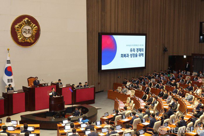 [서울=뉴스핌] 국회사진기자단 = 이재명 대통령이 26일 국회에서 열린 제426회국회(임시회) 제2차 본회의에서 2025년도 제2회 추가경정예산안에 대한 정부의 시정연설을 하고 있다. 2025.06.26 photo@newspim.com