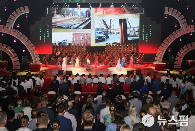 [서울=뉴스핌] 이영종 통일전문기자 = 북한이 29일 동평양대극장에서 열린 러시아 예술단 공연에서 공개한 우크라이나전 파견 북한군의 모습. 시가전이나 정찰 모습을 담은 장면으로, 북한이 파병 북한군의 영상을 공개한 건 이번이 처음이다. [사진=노동신문 홈페이지] 2025.06.30 yjlee@newspim.com