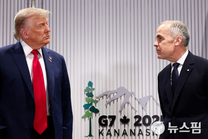 [카나나스키스 로이터=뉴스핌]김근철 기자= 캐나다 알버타주 카나나스키스에서 열리는 주요 7개국(G7) 정상회담에서 참석한 도널드 트럼프 미국 대통령이 16일(현지시간)  마크 카니 캐나다 총리와 만나고 있다. 2025.06.17 kckim100@newspim.com