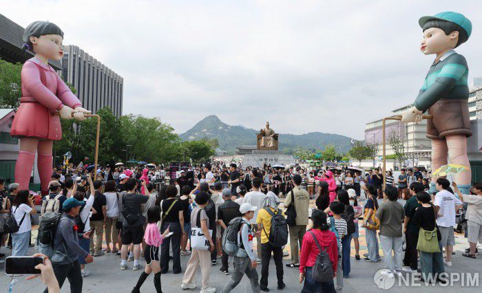 [서울=뉴스핌] 김학선 기자 = 29일 서울 광화문 광장에서 열린 '2025 K-콘텐츠 서울여행주간 : 오징어 게임 팝업 광화문' 행사장이 시민과 관광객들로 붐비고 있다. '오징어 게임 팝업 광화문'은 내달 6일까지 열리며 현장에는 오징어 게임 속 상징적인 요소들을 체험할 수 있는 다양한 포토존과 전시, 미니 게임 등이 마련돼 있다. 2025.06.29 yooksa@newspim.com