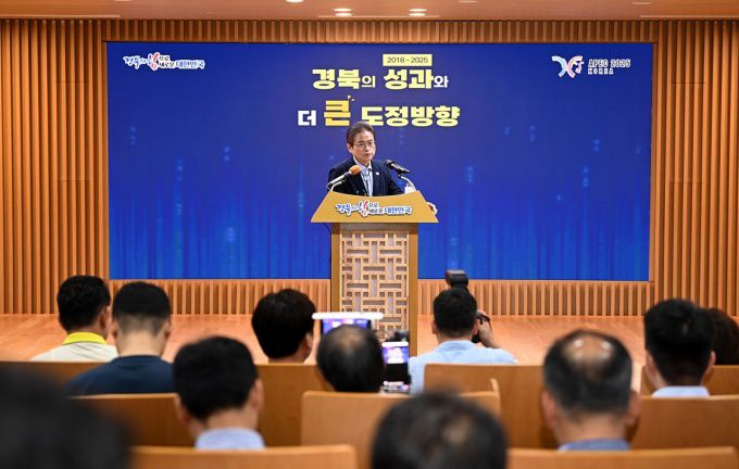 '암 투병' 33일만인 1일 도정에 복귀한 이철우 경북지사가 '경북의 성과와 더 큰 발전 방향'을 담은 3년간의 도정 성과와 향후 도정 전략을 직접 브리핑하고 있다.[사진=경북도] 2025.07.01 nulcheon@newspim.com