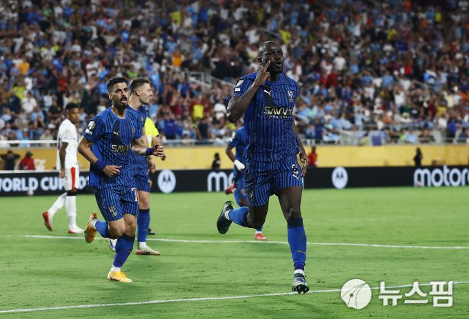 [올랜도 로이터=뉴스핌] 손지호 기자 = 알힐랄의 칼리두 쿨리발리(오른쪽)가 1일(한국시간) 열린 2025 국제축구연맹(FIFA) 클럽 월드컵 16강전 맨체스터 시티와의 경기에서 연장 전반 역전골을 터트린 뒤 기뻐하고 있다. 2025.07.01 thswlgh50@newspim.com