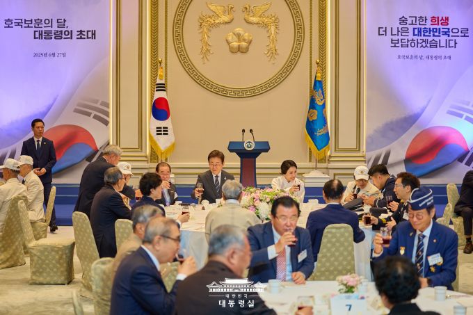 이재명 대통령이 27일 '호국보훈의 달'을 맞아 국가유공자 및 보훈가족 등 160여 명을 청와대로 초청해 오찬을 함께하고 있다. 2025.6.27 [사진=대통령실]