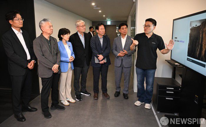 [성남=뉴스핌] 최지환 기자 = 정태호 국정기획위원회 경제1분과 위원장과 분과·전문위원이 25일 오후 경기 성남시 분당구 AI반도체 스타트업 리벨리온 본사를 방문해 박성현 리벨리온 대표로부터 엔비디아 대비 우수한 리벨리온 NPU 에너지 효율성 관련 시연 영상을 살펴보고 있다. 왼쪽부터 신현성 전문위원, 홍성국·김은경·이종욱 분과위원, 정 위원장, 김병욱 분과위원, 박 대표. 2025.06.25 choipix16@newspim.com