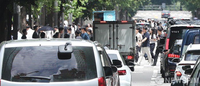 [서울=뉴스핌] 이형석 기자 = 무더위가 이어지며 체감온도가 33도를 넘나드는 1일 오후 서울 여의도 인근에서 지열과 도로를 지나는 차량의 열기에 시민들이 일그러져 보이고 있다. 2025.07.01 leehs@newspim.com