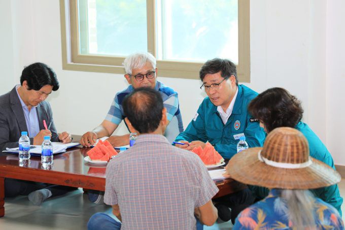 진병영(왼쪽 세번째)군수가 유림면을 방문해 주민들과 이야기를 나누고 있다.[사진=함양군]2025.07.01 yun0114@newspim.com