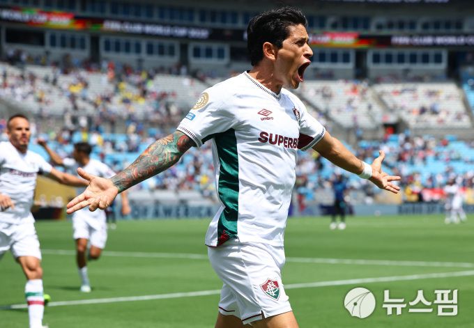 [샬럿 로이터=뉴스핌] 손지호 기자 = 플루미넨시의 헤르만 카노가 1일(한국시간) 열린 2025 국제축구연맹(FIFA) 클럽월드컵 16강전 인터 밀란과의 경기에서 팀의 선제골을 넣은 뒤 기뻐하고 있다. 2025.07.01 thswlgh50@newspim.com