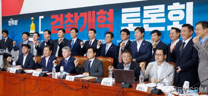 [서울=뉴스핌] 윤창빈 기자 = 민형배·김용민·장경태 더불어민주당 의원과 당대표 출마 선언을 한 정청래·박찬대 의원 등이 2일 오후 서울 여의도 국회에서 열린 검찰개혁 토론회에서 기념촬영을 하고 있다. 2025.07.02 pangbin@newspim.com