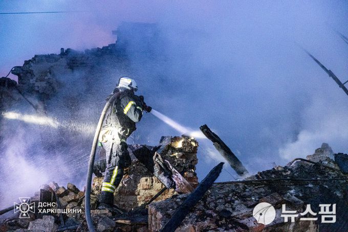 2일 공개된 사진으로 러시아 드론 공격을 받아 화재가 발생한 우크라이나 하루키우에서 소방관들이 진화 작업을 벌이고 있다. [사진=로이터 뉴스핌]