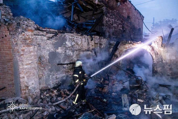 2일 공개된 사진으로 러시아 드론 공격을 받아 화재가 발생한 우크라이나 하루키우에서 소방관들이 진화 작업을 벌이고 있다. [사진=로이터 뉴스핌]