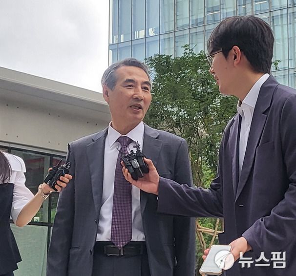 민중기 특검이 2일 서울 종로구 KT광화문빌딩에 마련된 사무실로 출근하다가 취재진의 질문을 받고 있다. 민 특검은 앞으로도 도어스테핑을 이어갈 방침이다. [사진=김영은 기자] 2025.07.02 yek105@newspim.com